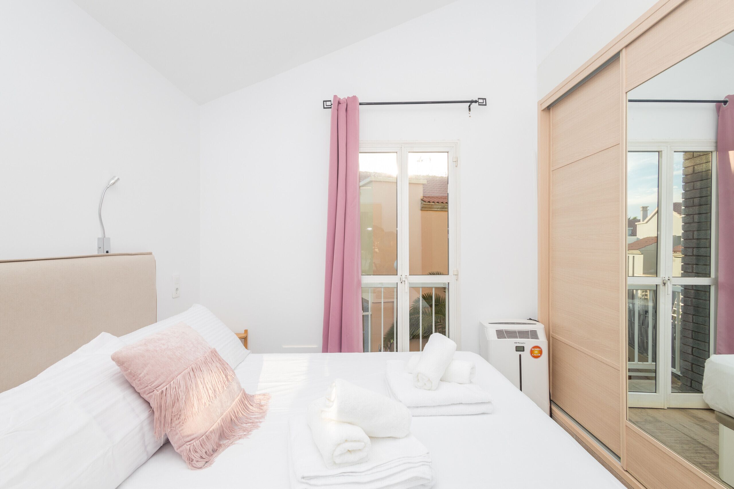 Tabla de planchar con plancha, cuna de viaje, wifi gratis y ropa de cama