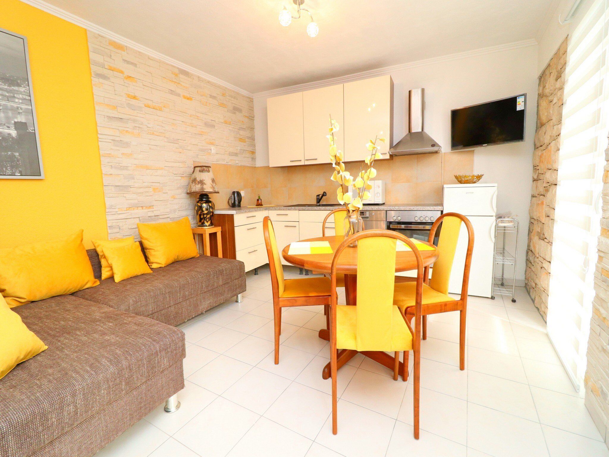 Apartment (Two Bedroom Apartment with Balcony) | Wohnzimmer | 32-Zoll-Flachbildfernseher mit Satellitenempfang