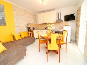 Apartment (Two Bedroom Apartment with Balcony) | Living room | 32-inch flat-screen TV with satellite channels - Marconi Charming Apartments (Vela Luka)