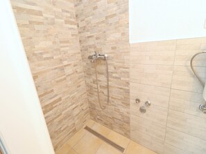 Apartment (Duplex One Bedroom Apartment with Bal) | Bilik Mandi | Pancuran mandi, tuala disediakan 