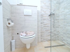 Apartamento (Duplex One Bedroom Apartment with Bal) | Baño | Ducha y toallas