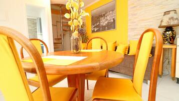 Apartment (Two Bedroom Apartment with Balcony) | Dining room