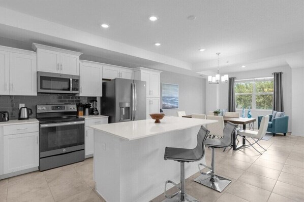 Refrigerador, microondas, horno, placa de cocina