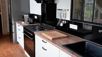 Een koelkast, een microgolfoven, een oven, een kookplaat