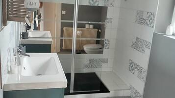 Een douche, een haardroger, handdoeken, zeep