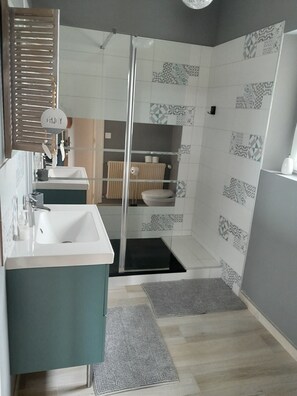 Dusche, Haartrockner, Handtücher, Seife