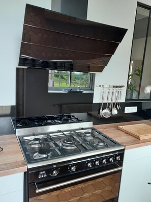 Fridge, microwave, oven, stovetop - Gîte Le Clos Du Bonheur 11/13 Personnes Proche Omaha Beach (Formigny La Bataille)