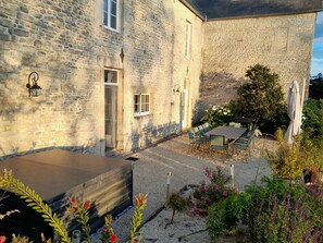 Outdoor dining - Gîte Le Clos Du Bonheur 11/13 Personnes Proche Omaha Beach (Formigny La Bataille)