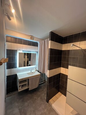 Towels, soap, toilet paper - Appartement Familiale 7 Personnes Orléans Prestigehost (Orléans)