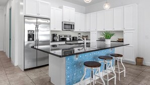 Coffee/tea maker, fridge, microwave, oven - 4 BD/ 3.5 BA/ The Enclaves at Festival (126 CD) (Davenport)