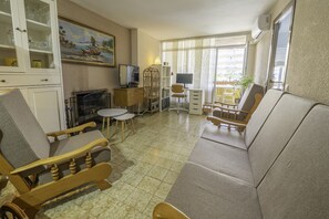 TV - HomeHolidaysRentals Singular  - Costa Barcelona (Pineda de Mar)
