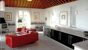 A modern kitchen with black cabinets and a white countertop. - Villa Buena Vista mit Beheiztem Pool und Sauna (Tijarafe)