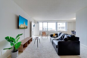 舒適公寓, 3 間臥室, 陽台, 城市景觀 | 起居區 | 40-吋智慧型電視、有線頻道、書籍