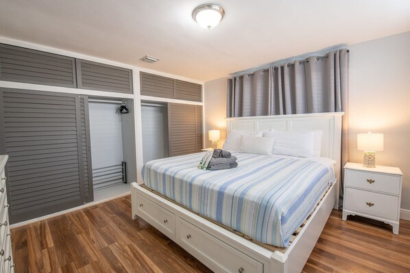 4 bedrooms, iron/ironing board, WiFi, bed sheets - Come and unwind in this cozy home less than 10 minutes to the beach. (Deerfield Beach)