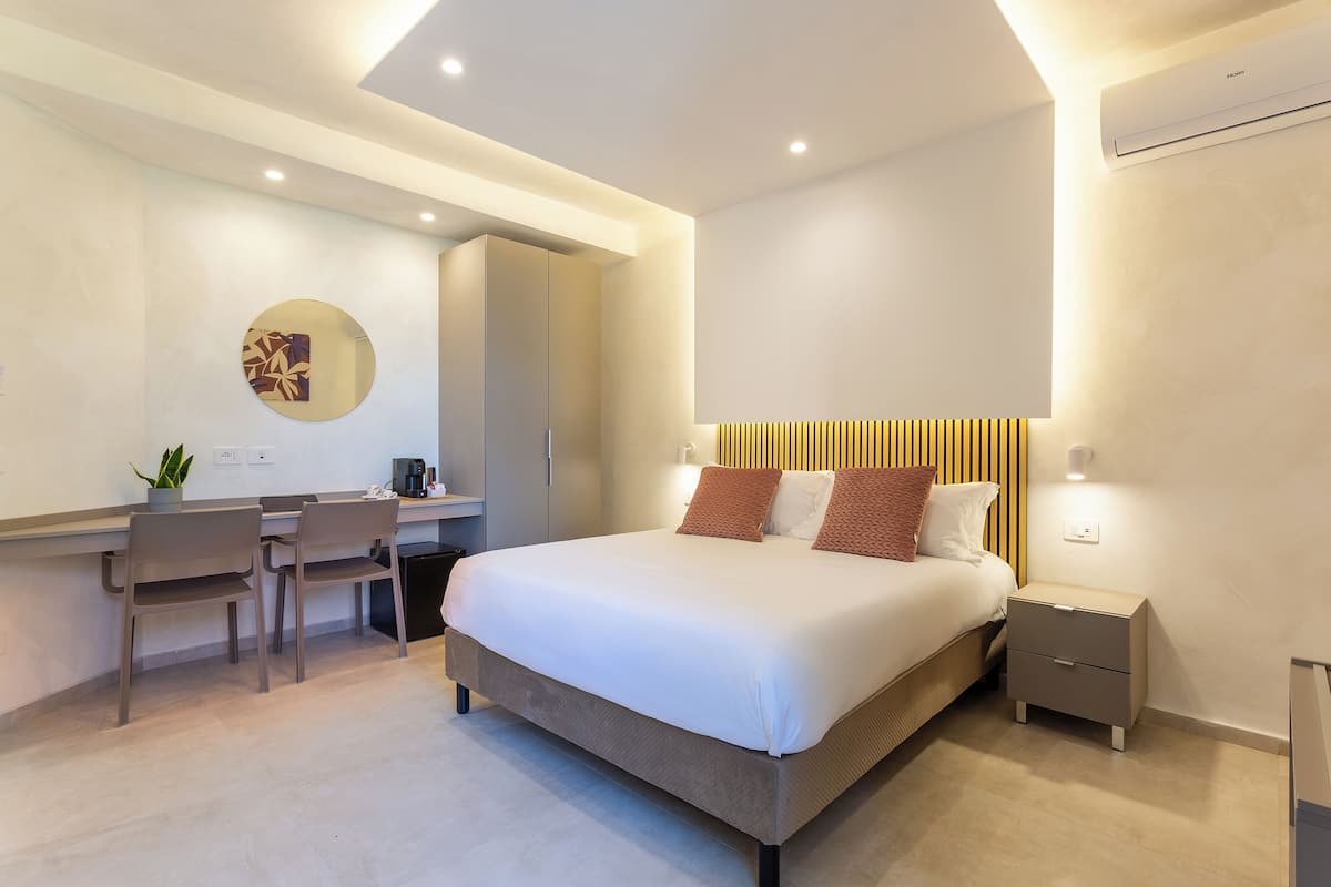 Une chambre moderne avec un lit, une table de chevet et un bureau avec des chaises.