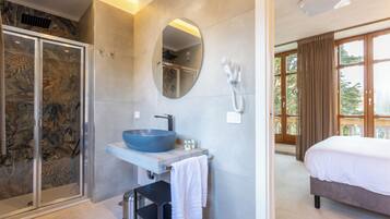 Superior kamer | Badkamer | Een douche, een regendouche, designer toiletartikelen, een haardroger