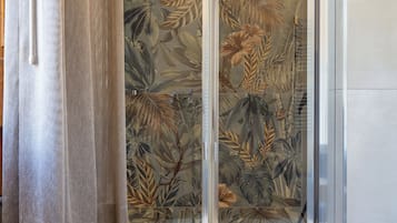 Superior-Zimmer | Badezimmer | Dusche, Regendusche, Designer-Toilettenartikel, Haartrockner
