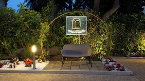 A sign for Villa Cipriano with a bench in front. - Villa Cipriano - Relais di Charm (Naples)