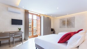 A modern bedroom with a bed, a desk, and a television. - Villa Cipriano - Relais di Charm (Naples)