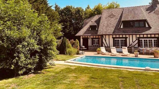 A Tudor-style house with a swimming pool, surrounded by lush greenery. - Beautiful Normand-style house with pool, 3 minutes from the beach (Auberville)