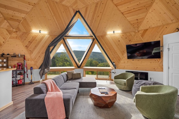 Smart-tv, een open haard, videospelletjes en tafelvoetbal