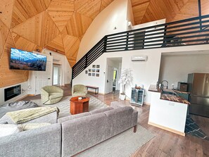 Smart TV, fireplace, video games, table football - ⭐️Lunar Lookout ⭐️ Geodesic Dome on 8 acres with HOT TUB! (Front Royal)