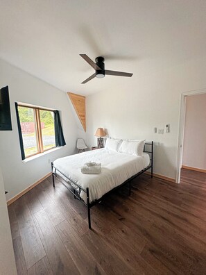 3 bedrooms, WiFi, bed sheets - ⭐️Lunar Lookout ⭐️ Geodesic Dome on 8 acres with HOT TUB! (Front Royal)