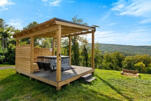 Outdoor spa tub - ⭐️Lunar Lookout ⭐️ Geodesic Dome on 8 acres with HOT TUB! (Front Royal)