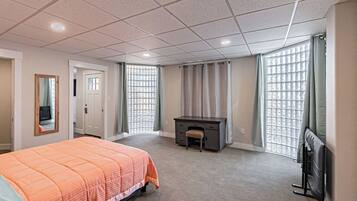 2 makuuhuonetta, työpöytä, silitysrauta/-lauta, ilmainen Wi-Fi