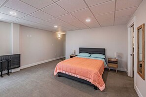 2 habitaciones, escritorio, tabla de planchar con plancha y wifi gratis 