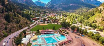 Cedar Off-Grid Cabin w/ Garage & Dog Kennel