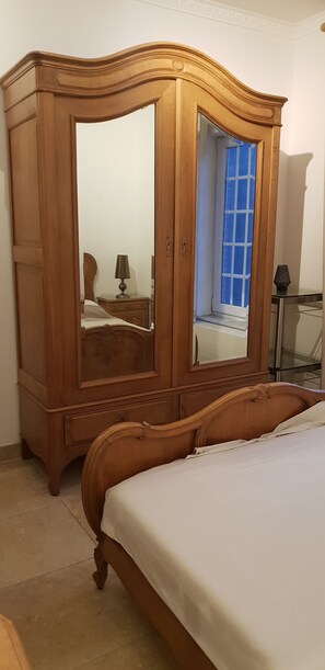 1 bedroom, bed sheets