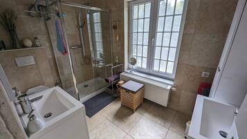 Sèche-cheveux, serviettes fournies, savon, papier toilette