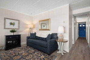 Smart TV - Oceanfront 2 Bedroom-MassiveBalcony-Sleeps8-Linens (Ocean City)