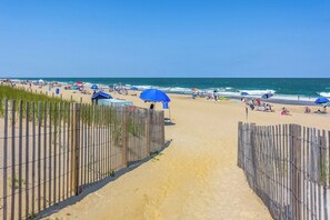 On the beach - Oceanfront 2 Bedroom-MassiveBalcony-Sleeps8-Linens (Ocean City)