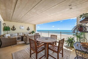Outdoor dining - Oceanfront 2 Bedroom-MassiveBalcony-Sleeps8-Linens (Ocean City)