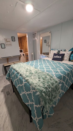 1 habitación, tabla de planchar con plancha, internet y ropa de cama