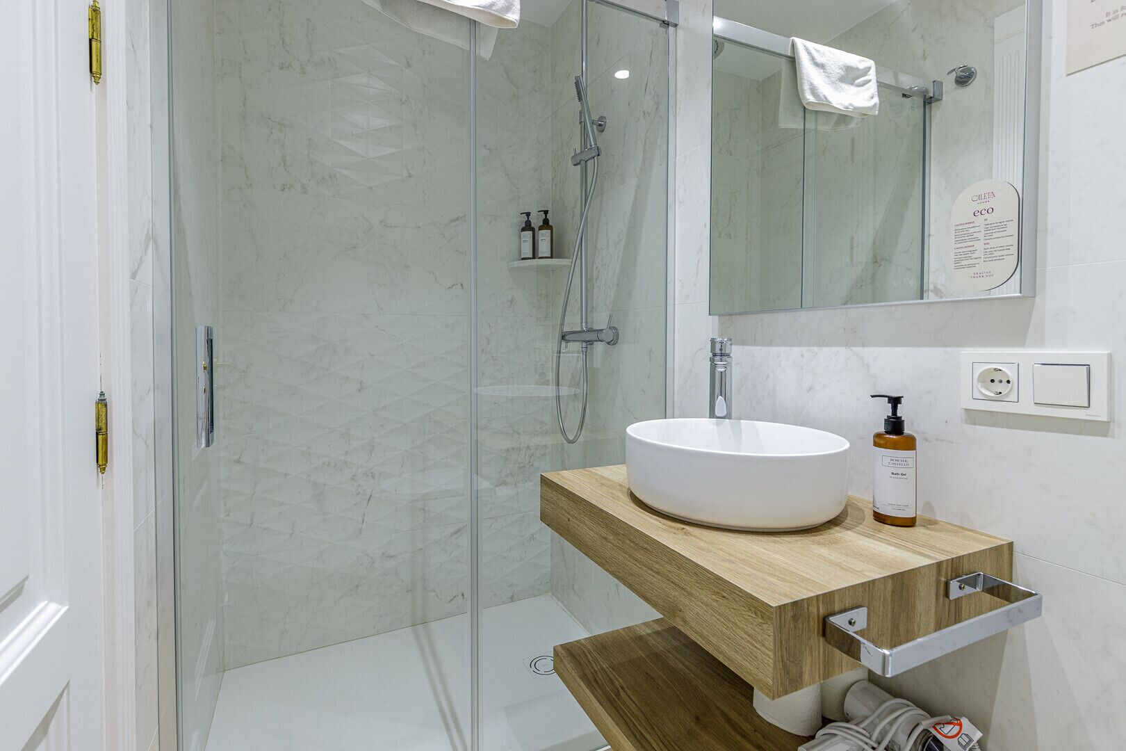Een douche, een haardroger, handdoeken