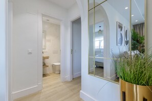 Regadera, secadora de cabello, toallas 