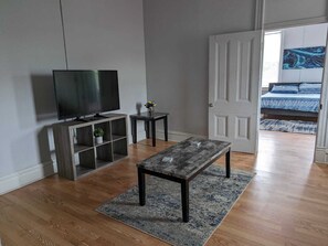 Interior - Third Floor King Bed w/ Off-Street Parking Near SSM/Children's Hospital (St. Louis)