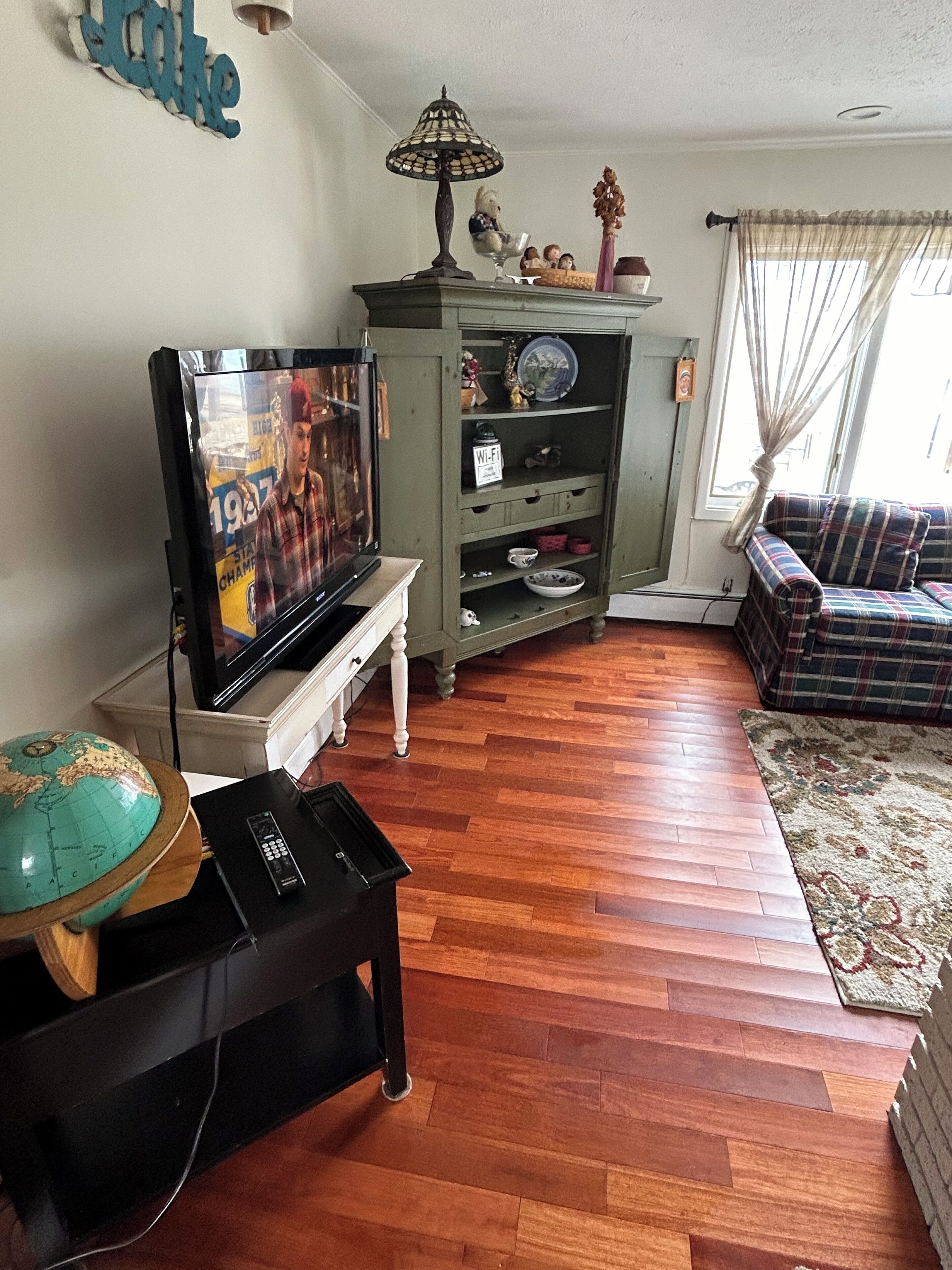 Lake Front Two Bedroom Cottage!