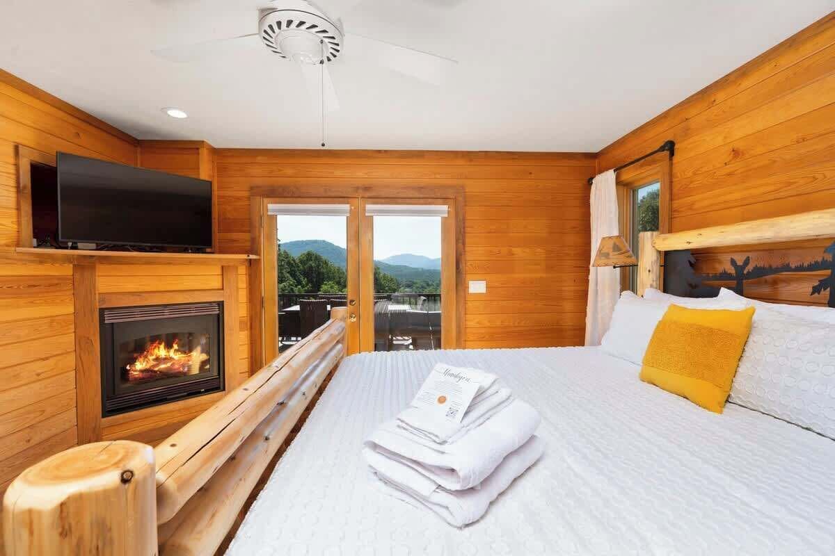 5 habitaciones, escritorio y tabla de planchar con plancha 