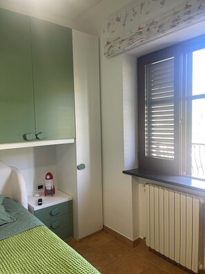 2 habitaciones, caja de seguridad en la habitación y escritorio