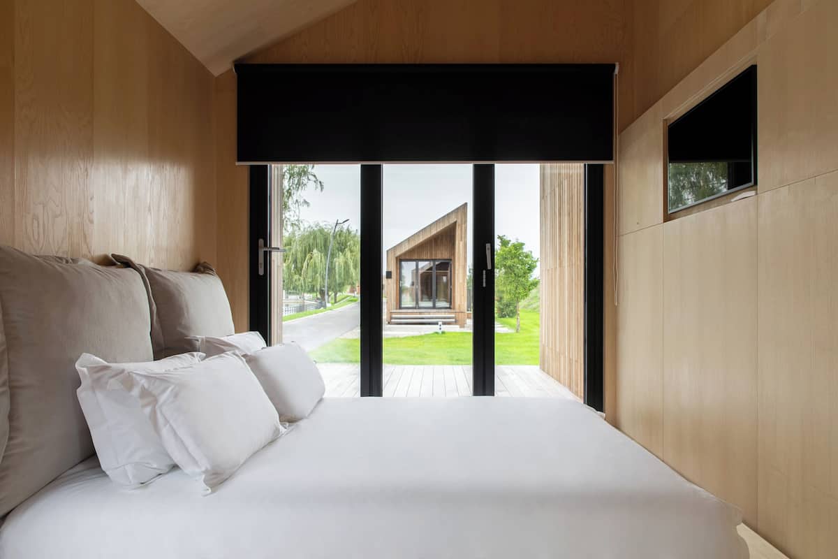 Bangalô standard, varanda, vista para o lago | 1 quarto, cofres nos quartos, cortinas blackout, quartos à prova de som