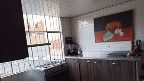 ثلاجة، ميكروويف، فرن، محمصة خبز