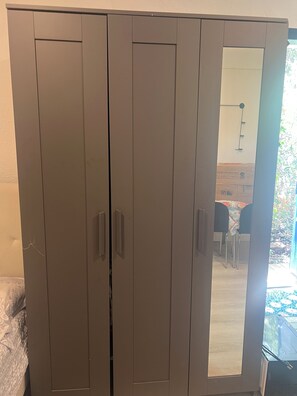 Une armoire à deux portes avec un miroir.