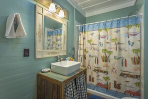 Douche, séchoir à cheveux, serviettes fournies, savon