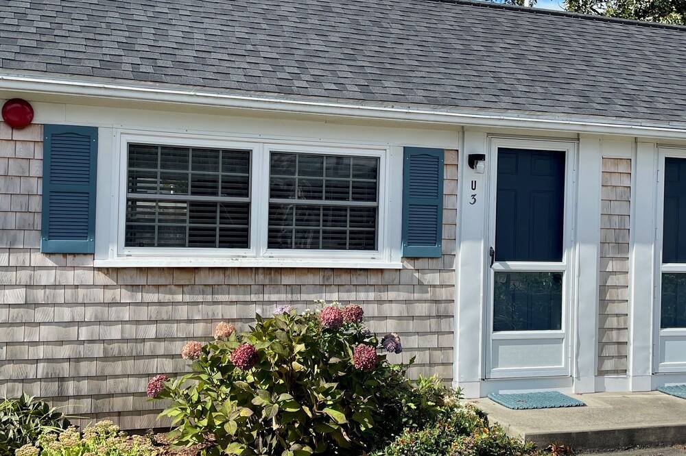 Charming Romantic Studio with Kitchenette, Private Patio. Walk to Beach!