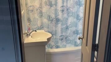 風筒、提供毛巾、廁紙