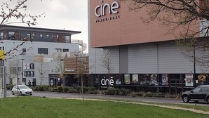 A cinema with a large sign reading "cine Pince-Vent" and a restaurant named "O'tacos" adjacent to it. - Belle Chambre Chaleureuse au Calme (Chennevières-sur-Marne)